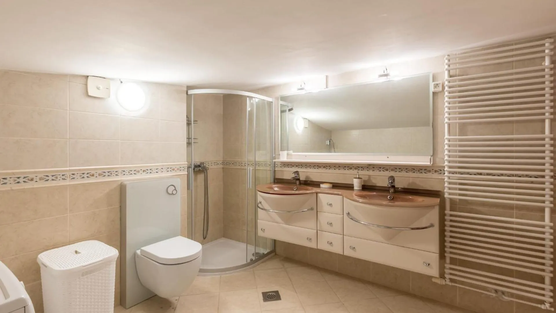ספליט Velebos Superior Apartment - Spacious Luxury Four-Room Apartment On 220 M2 - Panoramic View Of The Sea And Islands - Prestigious Location By The Sea To The New City Center Of Znjan - Top Amenities - Free Garage Parking Space- Buralux Properties